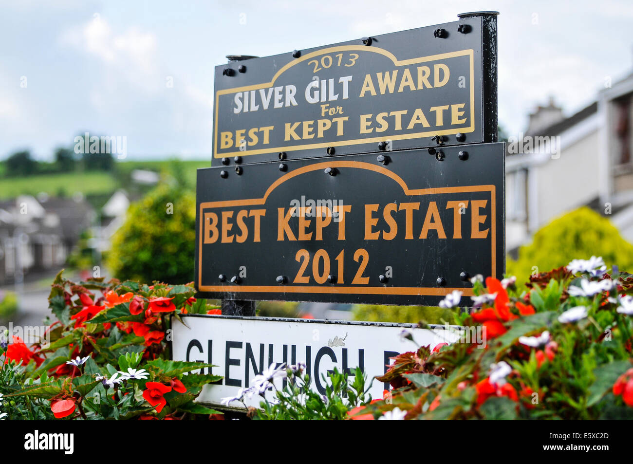Ballymena, Irlanda del Norte. 7 de agosto de 2014 - para firmar el 'Best Kept Estate 2012' y 'Silver Gilt Award por mejor guardado de Crédito Inmobiliario: Stephen Barnes/Alamy Live News Foto de stock