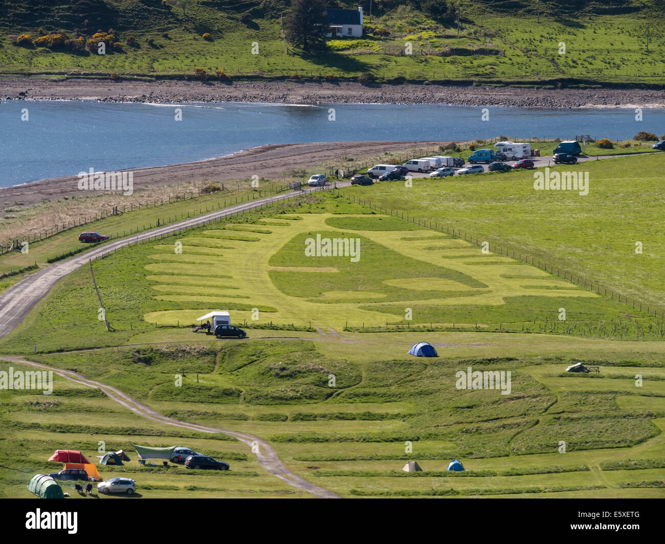 Son patrones inusuales de la totalidad de las parcelas de césped cortado, Glenbrittle camping, Isla de Skye, Escocia, Reino Unido Foto de stock