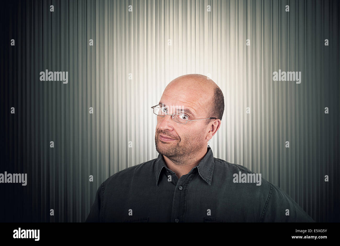 Retrato de un hombre escéptico resistente Foto de stock