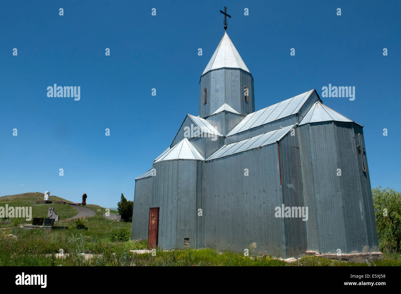 Iglesia de metal en el cementerio, Spitak, Armenia Foto de stock