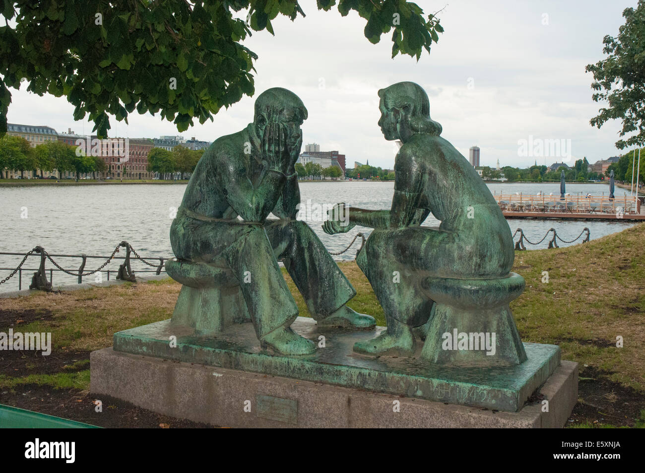 Estatuas de bronce al lado de Peblinge así, uno de los lagos del canal de Vesterbro, Copenhague Foto de stock