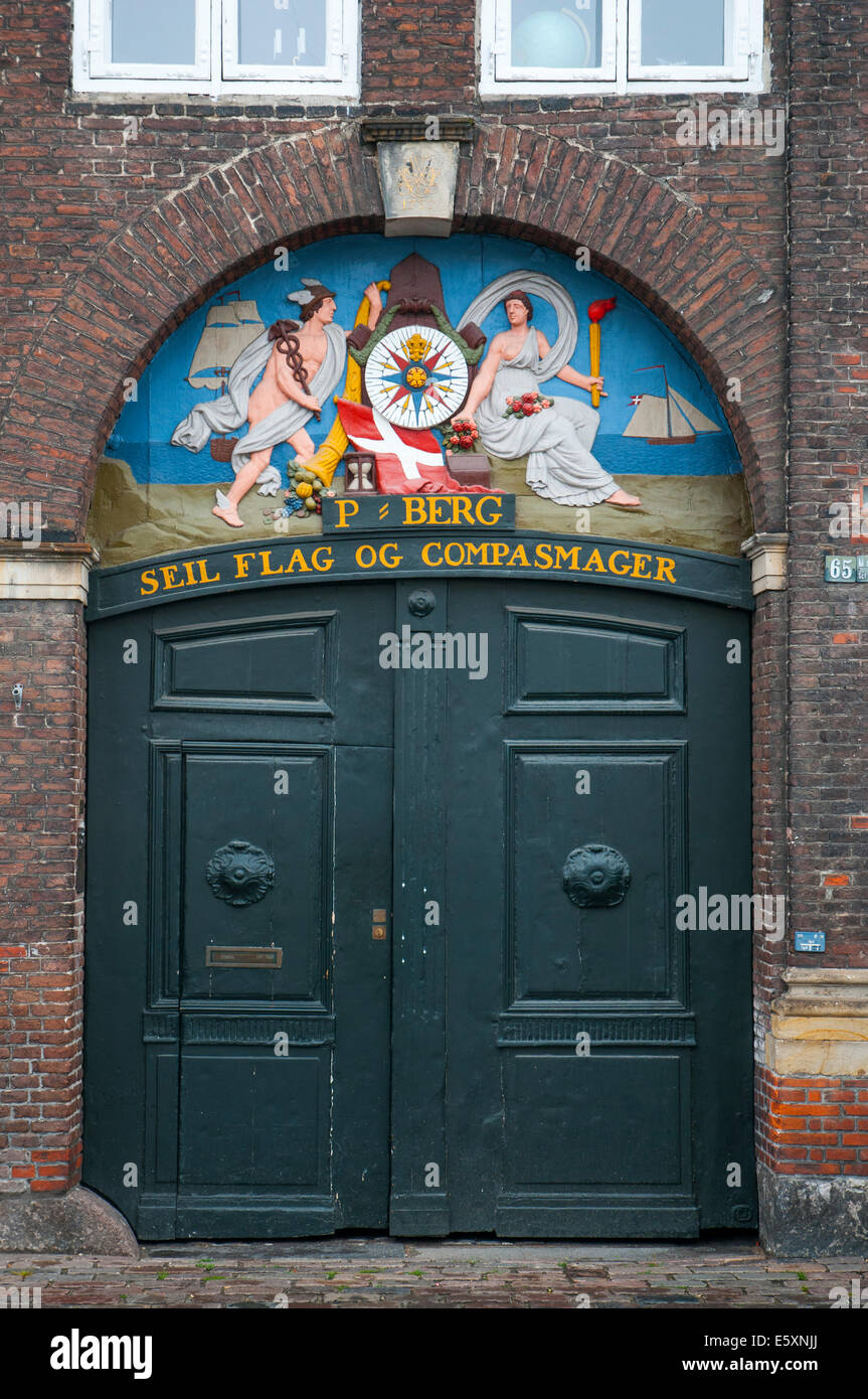 La vieja bandera establecida y el compás de las instalaciones del fabricante en Nyhavn, Copenhague Foto de stock