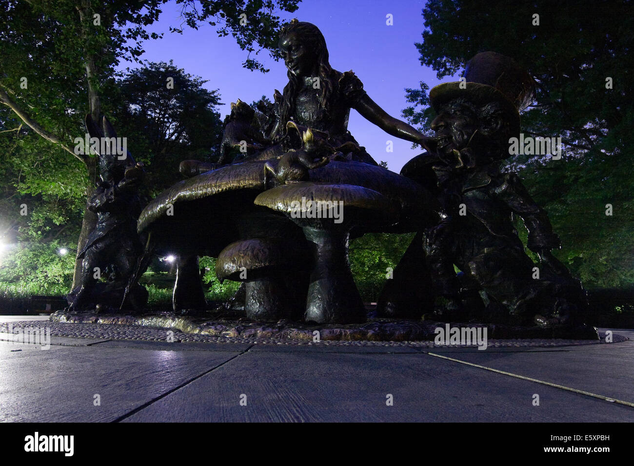 Alice in Wonderland estatua de noche en el Central Park de Nueva York esculpida por José de Creeft y encargado por George Delacorte Foto de stock