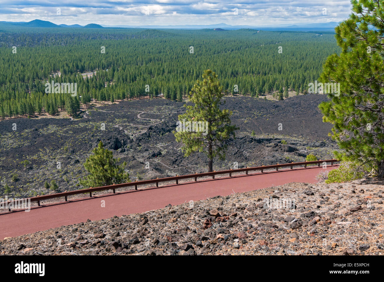 Oregon, Monumento Nacional Volcánico Newberry, Lava Butte, Summit Road, campo de lava vista desde el borde del cráter trail Foto de stock
