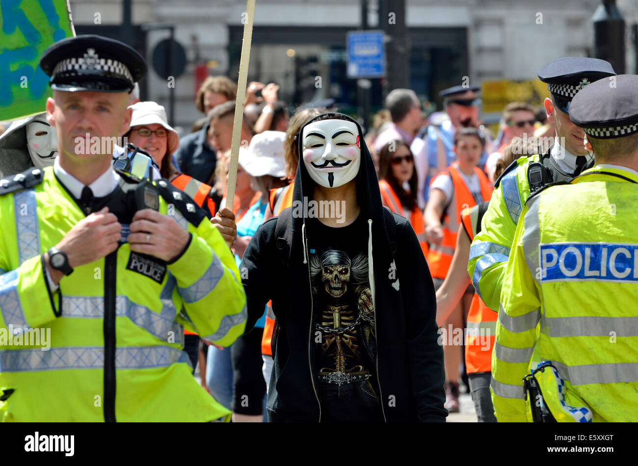 Manifestante en V la máscara en un anti-austeridad por Londres, marzo de 2014 Foto de stock