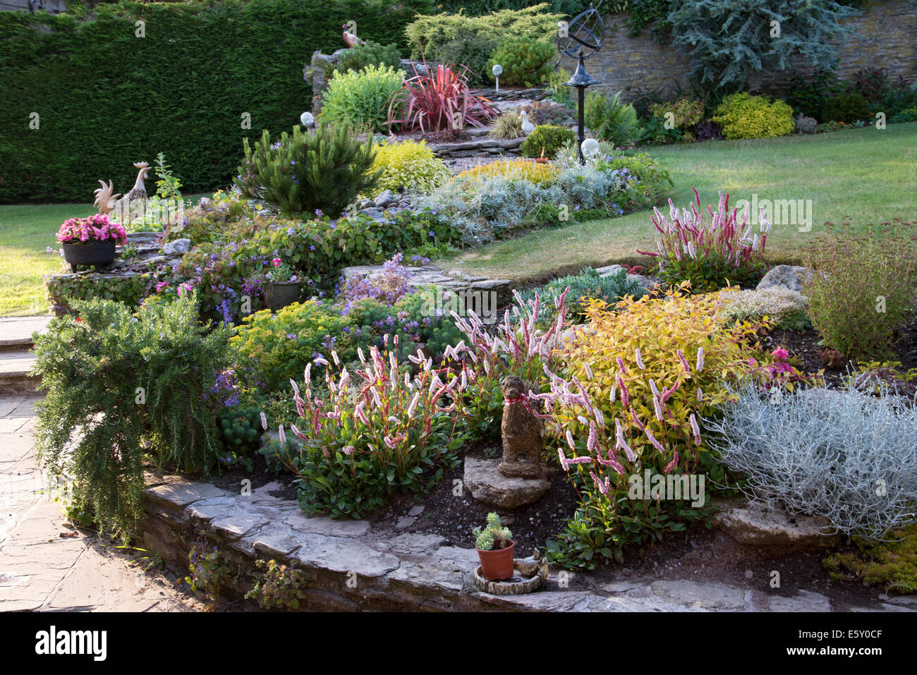 Bordes florales en un jardín campestre inglés Foto de stock
