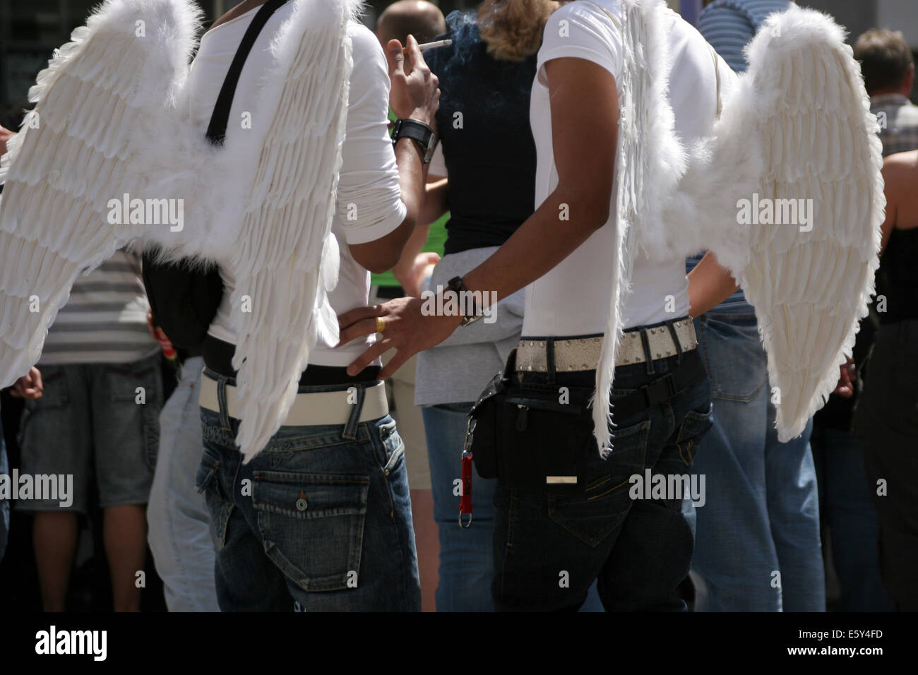 Hombres disfrazados ángeles e imágenes de alta resolución - Alamy