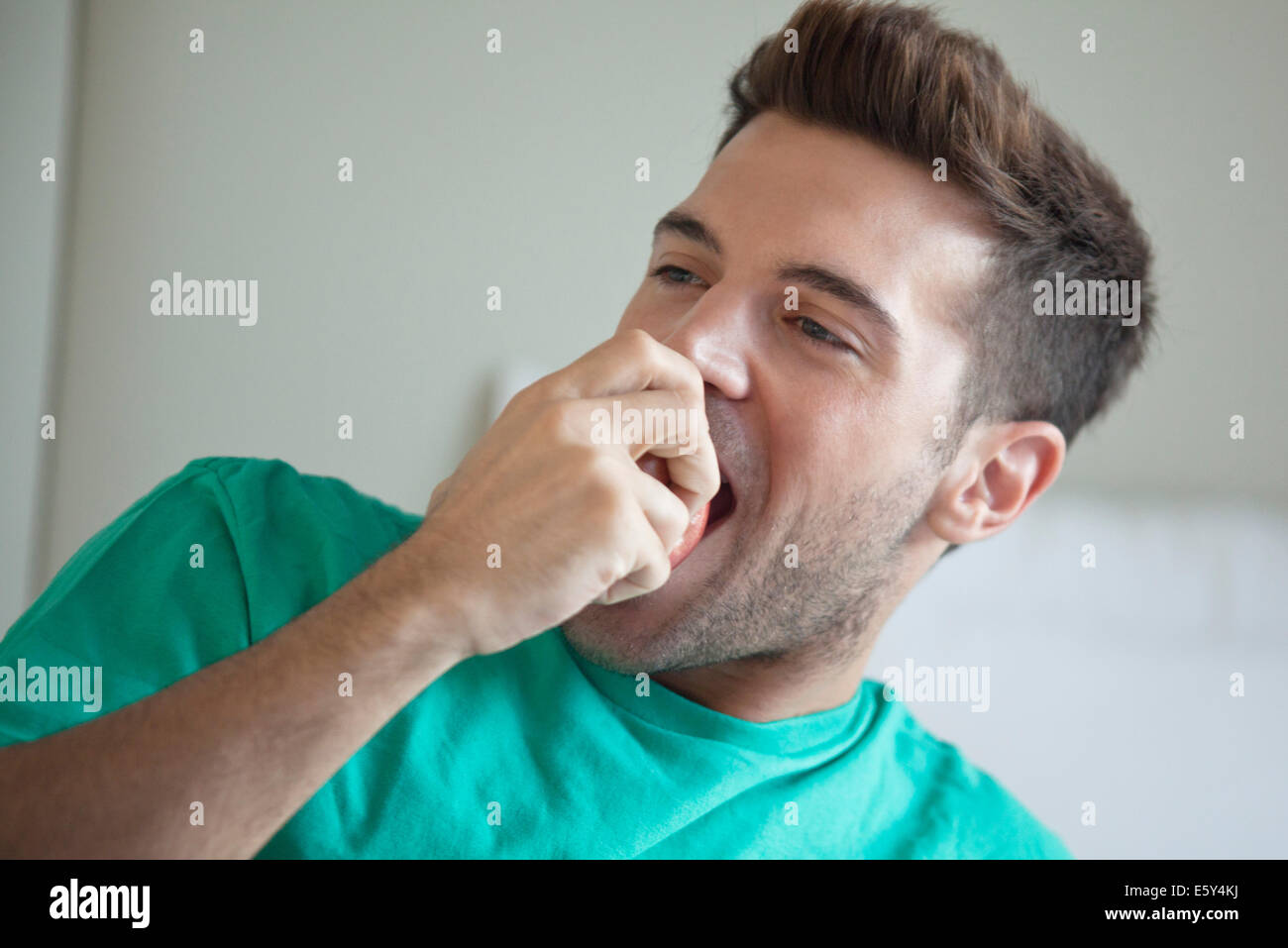 Hombre comiendo apple Foto de stock