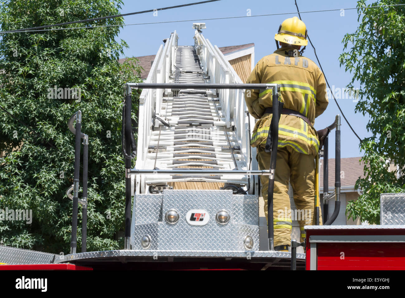 LAFD 60 camiones en un apartamento fuego en el norte de Hollywood, California. Foto de stock