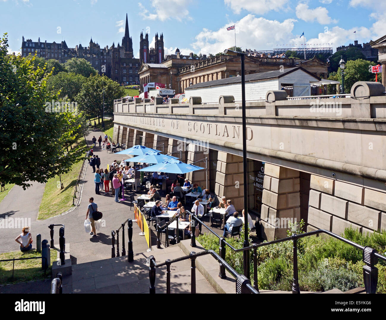 La entrada a las Galerías Nacionales de Escocia en Edimburgo con los visitantes disfrutar de comida y bebida en el restaurante durante el festival Foto de stock