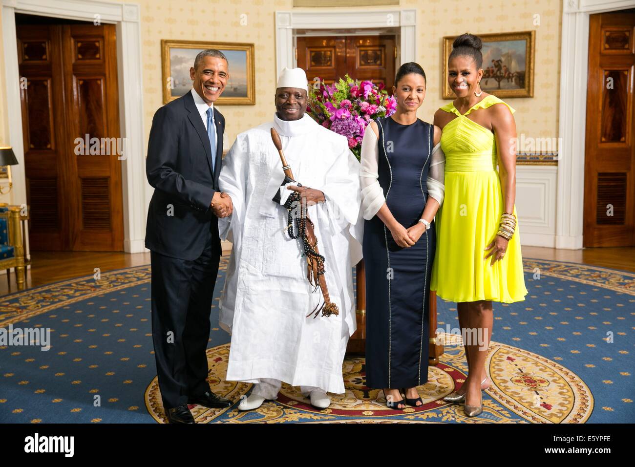 El presidente estadounidense Barack Obama y la Primera Dama Michelle Obama posan con Yahya Jammeh, Presidente de la República de Gambia, y su esposa Zineb Jammeh, en el Salón Azul de la Casa Blanca antes de la cumbre de líderes de África de EE.UU. La cena del 5 de agosto de 2014 en Washington, DC. Foto de stock