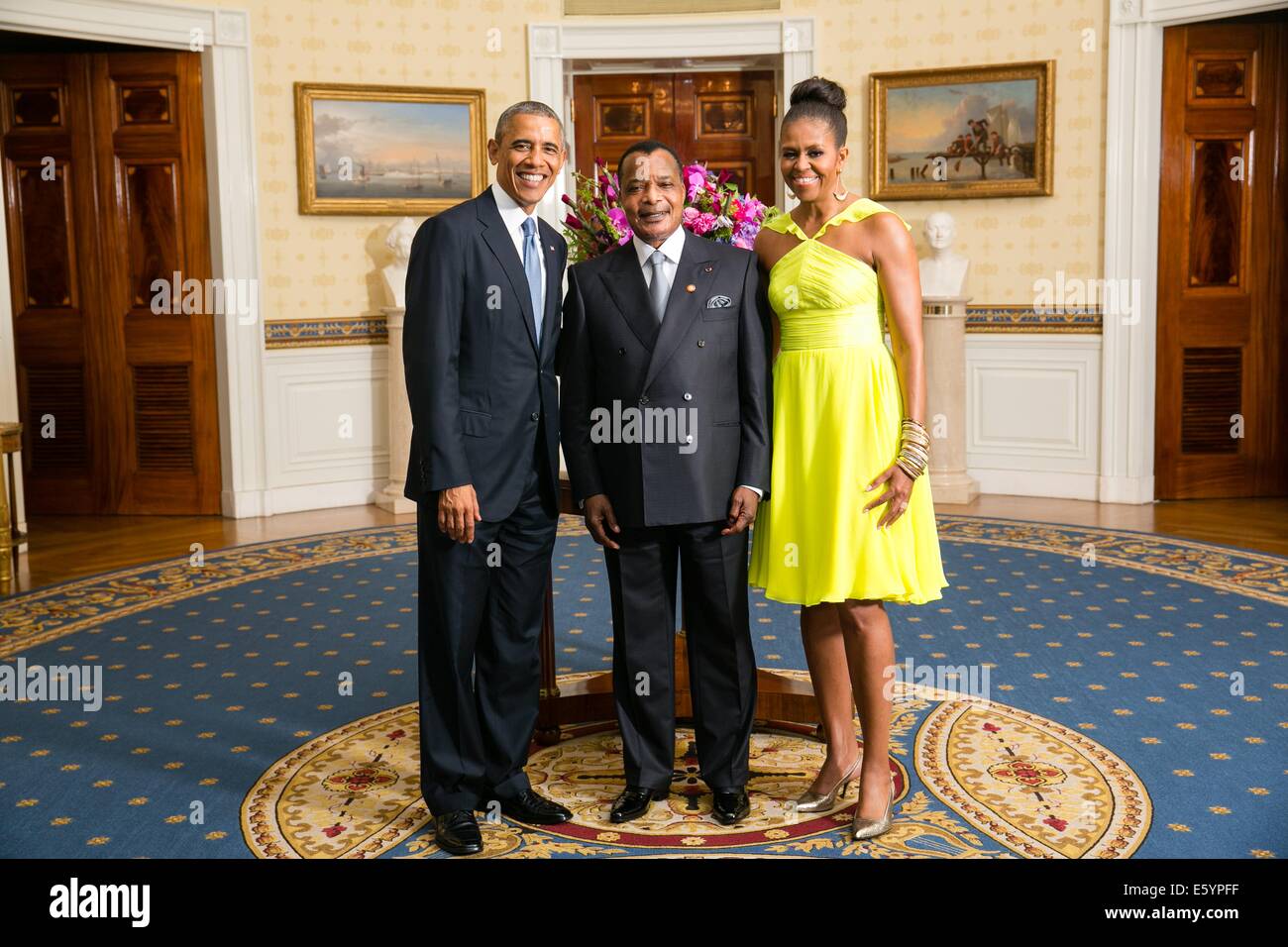 El presidente estadounidense Barack Obama y la Primera Dama Michelle Obama posan con Denis Sassou N'Guesso, presidente de la República del Congo, en el Salón Azul de la Casa Blanca antes de la cumbre de líderes de África de EE.UU. La cena del 5 de agosto de 2014 en Washington, DC. Foto de stock