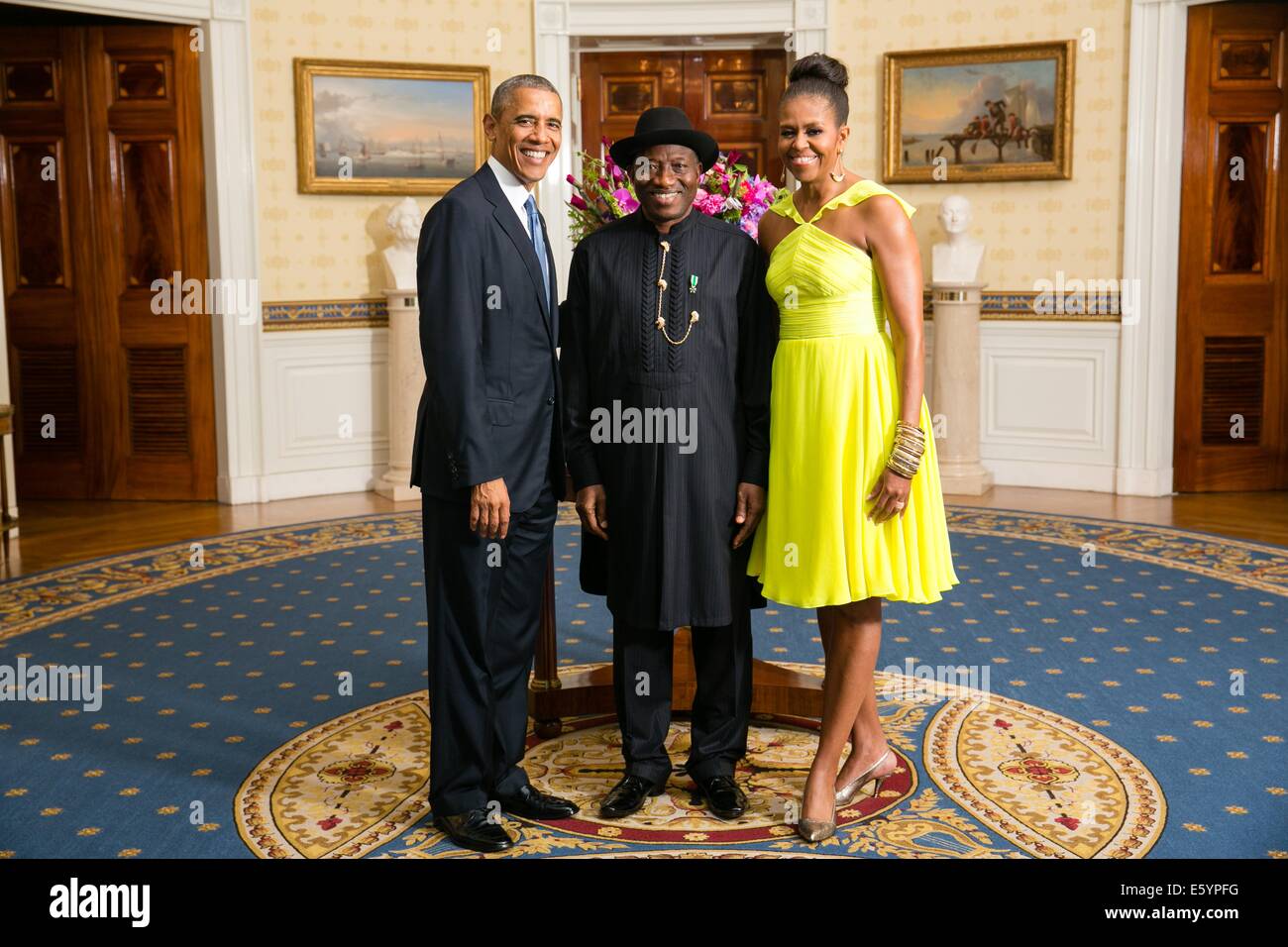 El Presidente Estadounidense Barack Obama Y La Primera Dama Michelle Obama Posan Con Ebele Goodluck Jonathan Presidente De Nigeria En El Roo Azul Fotografia De Stock Alamy
