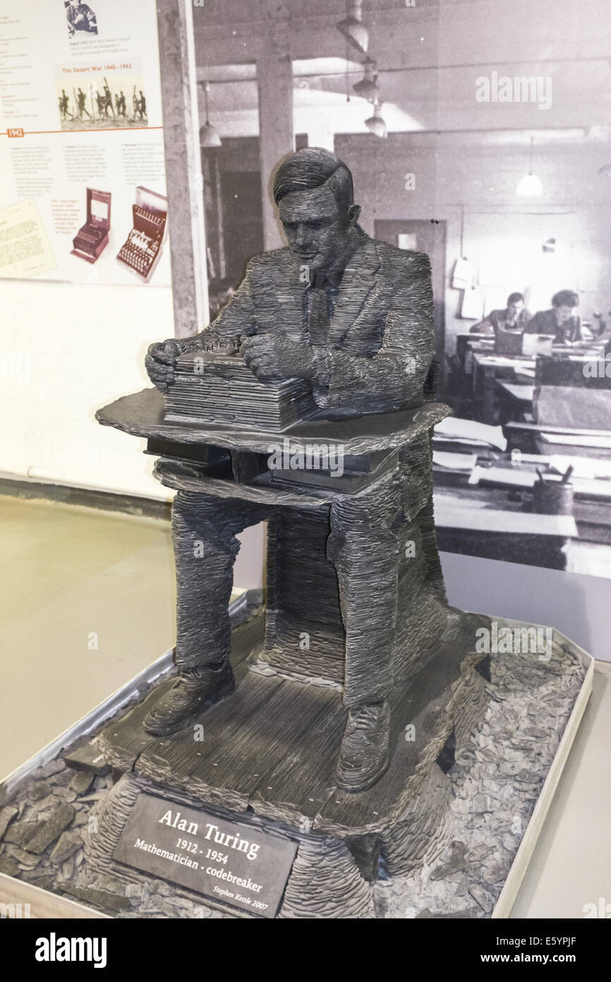 Estatua de tamaño real de Alan Turing sentado en una máquina de cifrado Enigma por Stephen Kettle (2007) en Bletchley Park Foto de stock