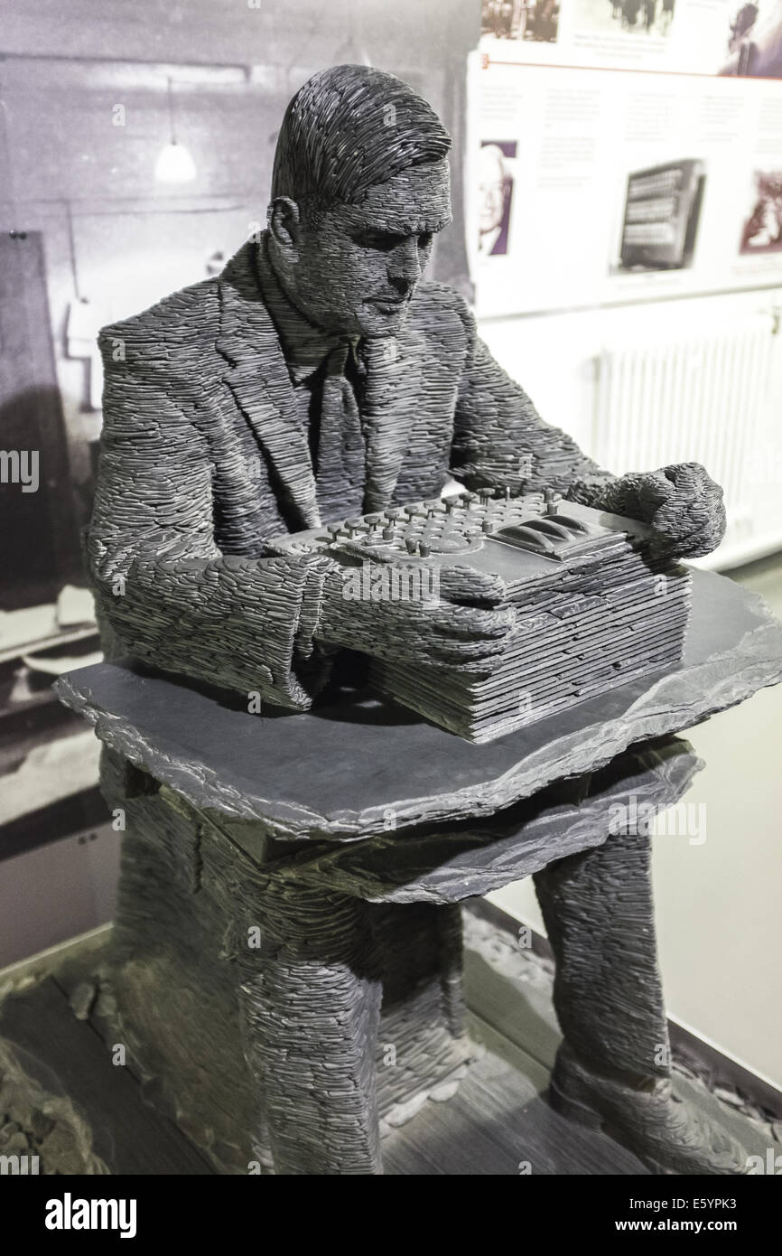 Estatua de tamaño real de Alan Turing sentado en una máquina de cifrado Enigma por Stephen Kettle (2007) en Bletchley Park Foto de stock