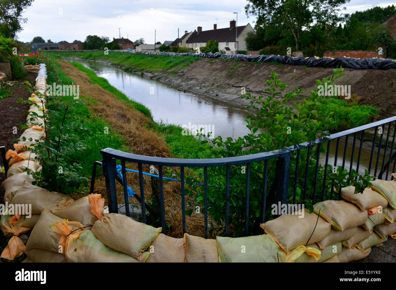 Burrowbridge, Somerset, Reino Unido. El 9 de agosto de 2014. El clima del Reino Unido: una llamada de emergencia para ayudantes locales para hacer más bolsas de arena para poner en marcha todo el puente y a lo largo de la carretera principal contrario, debido a la muy mala previsión meteorológica en movimiento. Crédito: Robert Timoney/Alamy Live News Foto de stock