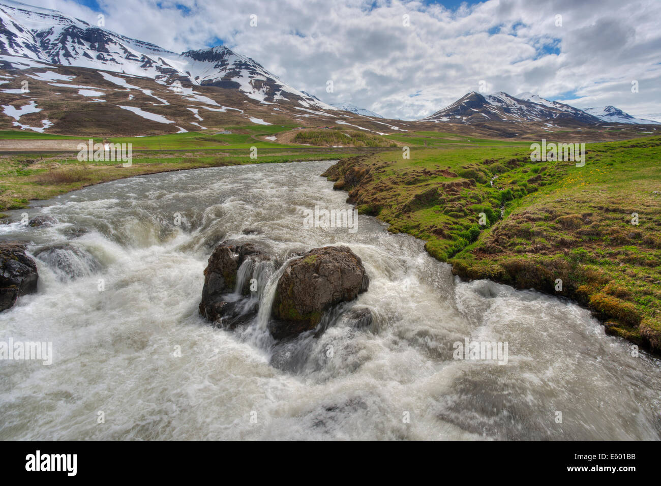 Caudaloso río con las montañas como telón de fondo la Islandia007110 Foto de stock