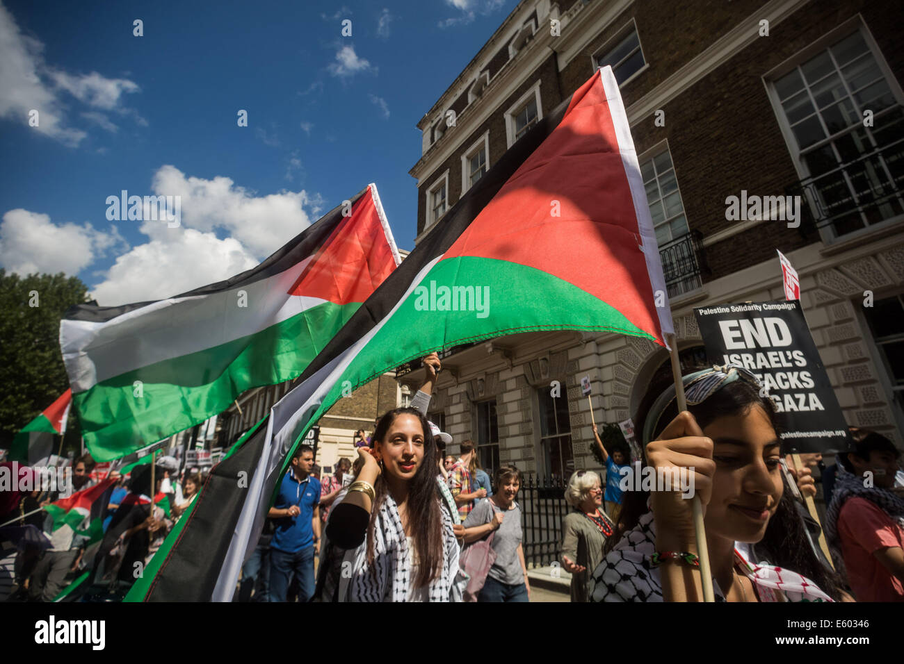 Londres: decenas de miles multitudinaria marcha en protesta por los ataques de Gaza Foto de stock