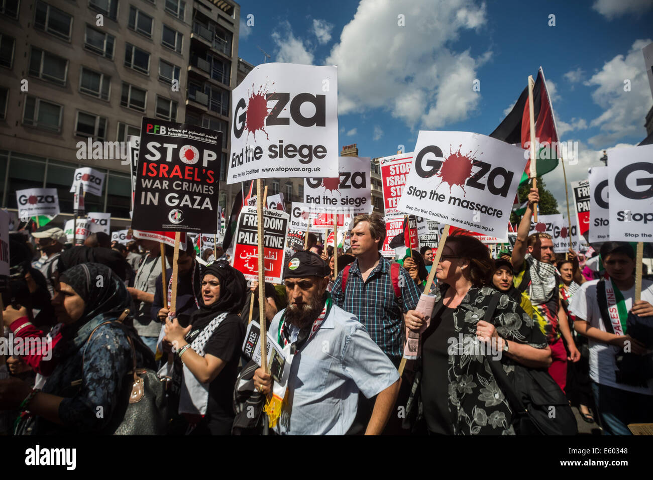 Londres: decenas de miles multitudinaria marcha en protesta por los ataques de Gaza Foto de stock