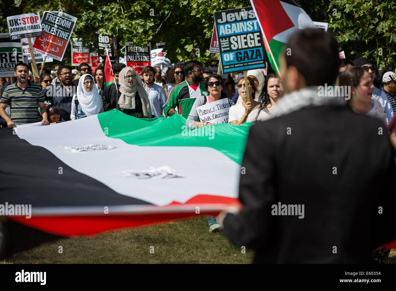 Londres: decenas de miles multitudinaria marcha en protesta por los ataques de Gaza Foto de stock