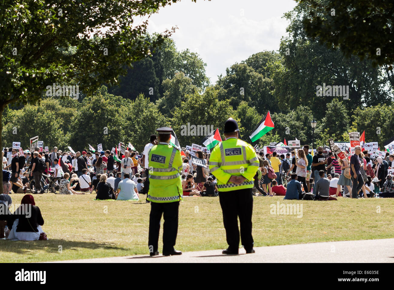 Londres: decenas de miles multitudinaria marcha en protesta por los ataques de Gaza Foto de stock