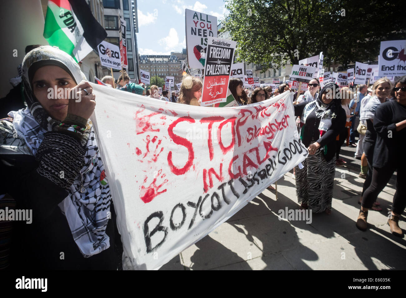 Londres: decenas de miles multitudinaria marcha en protesta por los ataques de Gaza Foto de stock
