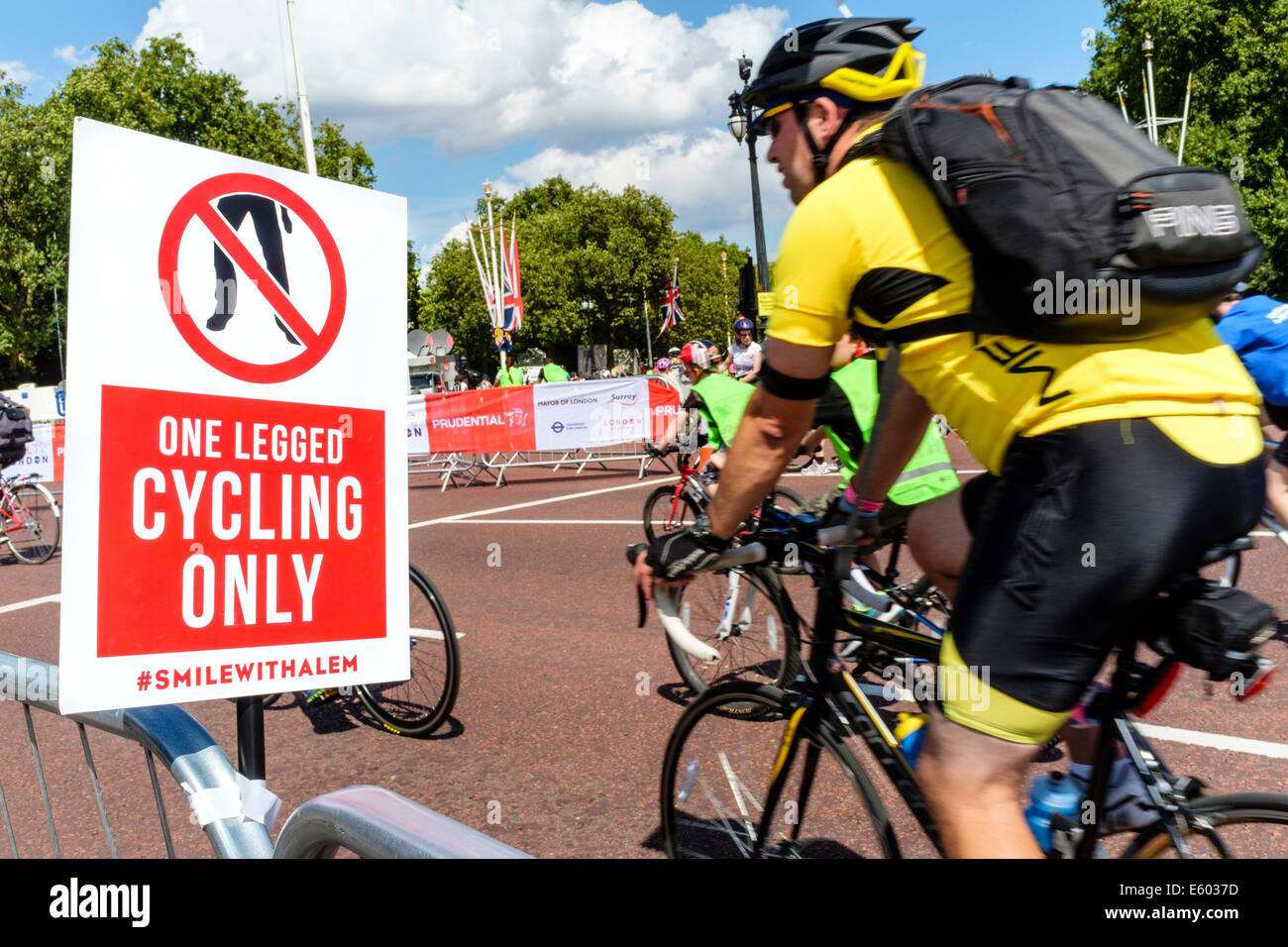 Los participantes en el evento Freecycle RideLondon prudenciales en el centro de Londres Foto de stock