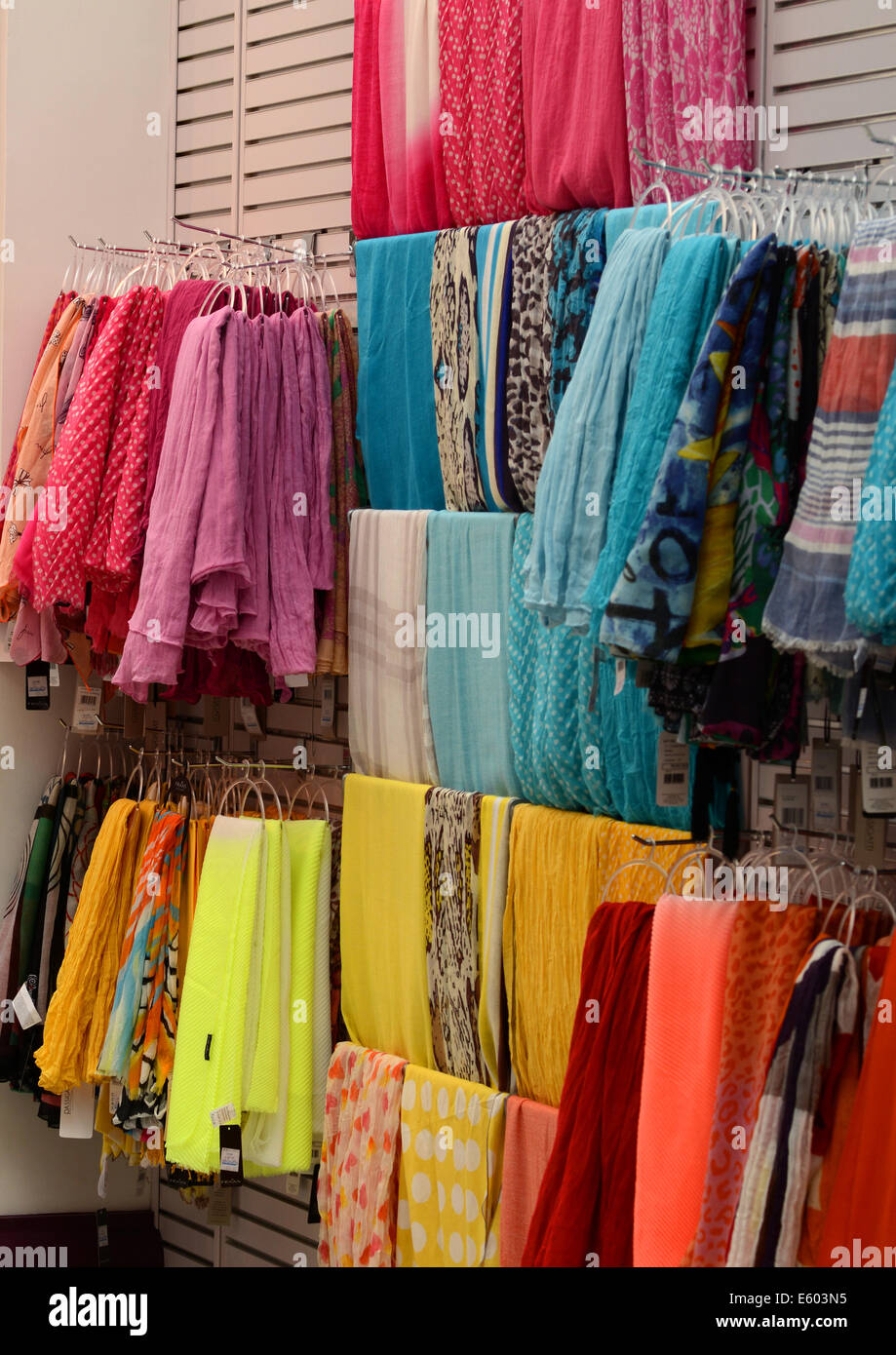 Bufandas para la venta en una tienda Fotografía de stock - Alamy