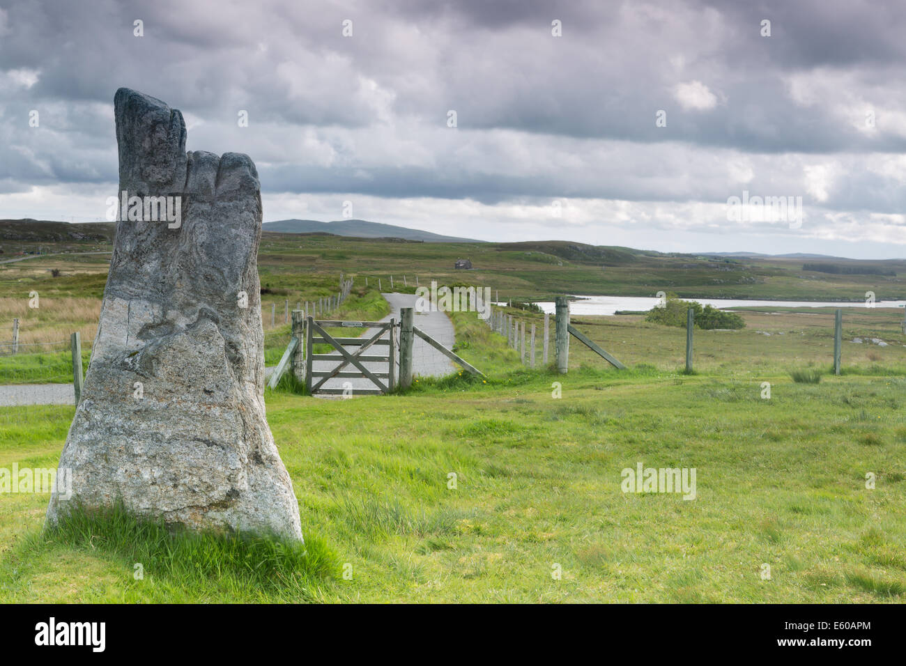 Piedra megalítica de 3000 a.c. en la isla de Lewis y Harris, Hébridas Exteriores, Escocia con ovejas gate "Cierre la puerta" Foto de stock