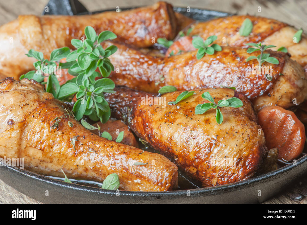 Piernas de pollo frito con corteza dorada Foto de stock