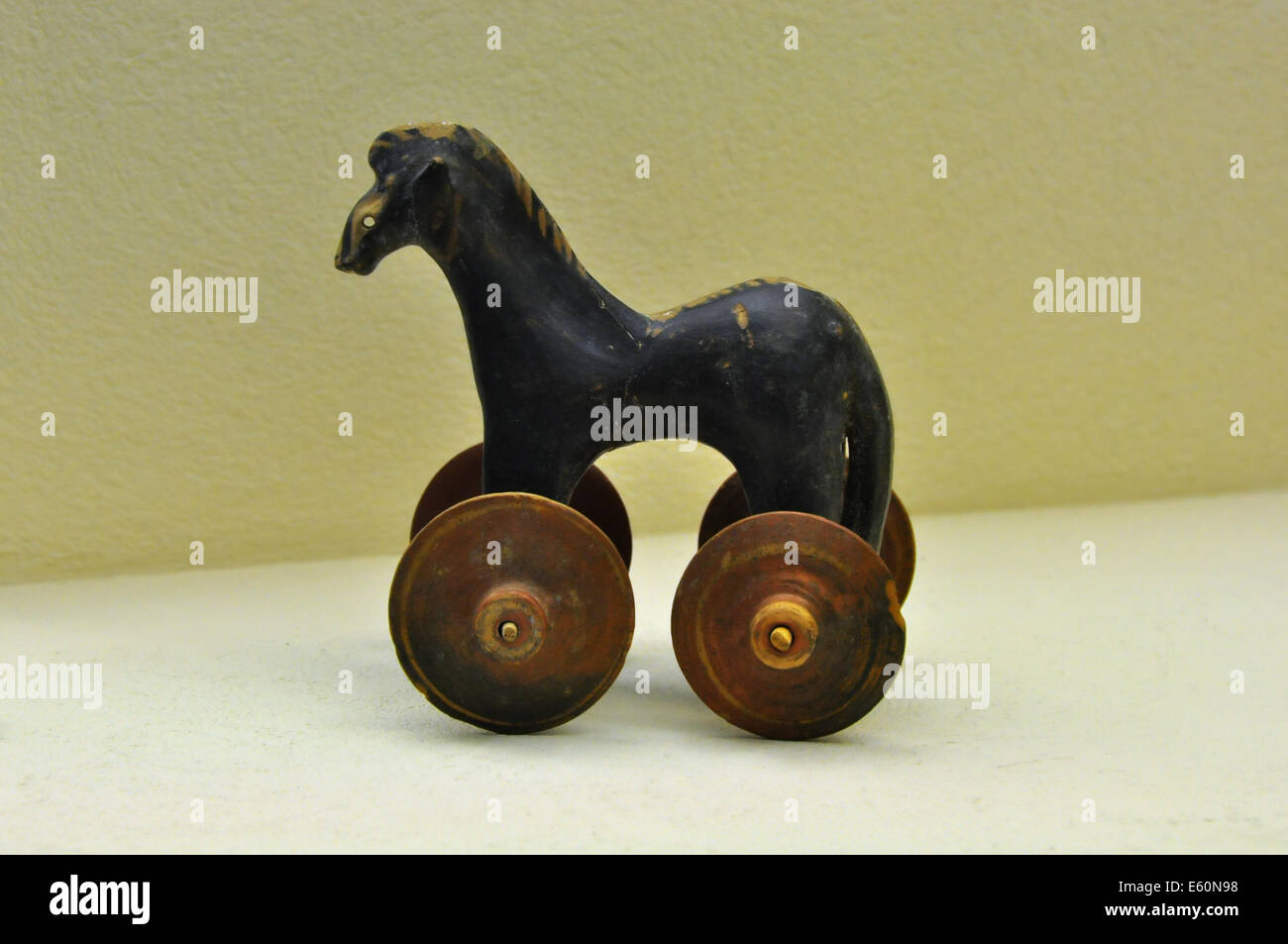 Juguete caballo sobre ruedas tirar juguetes antiguos en exhibición en el museo arqueológico Keramikos en Atenas, Grecia. Foto de stock