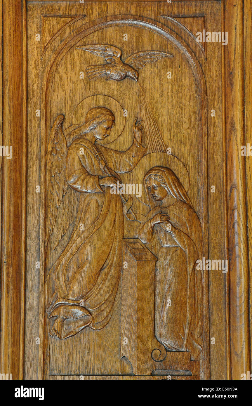 Anunciación de la Virgen María escena religiosa tallada en madera antigua puerta desde 1927. Foto de stock