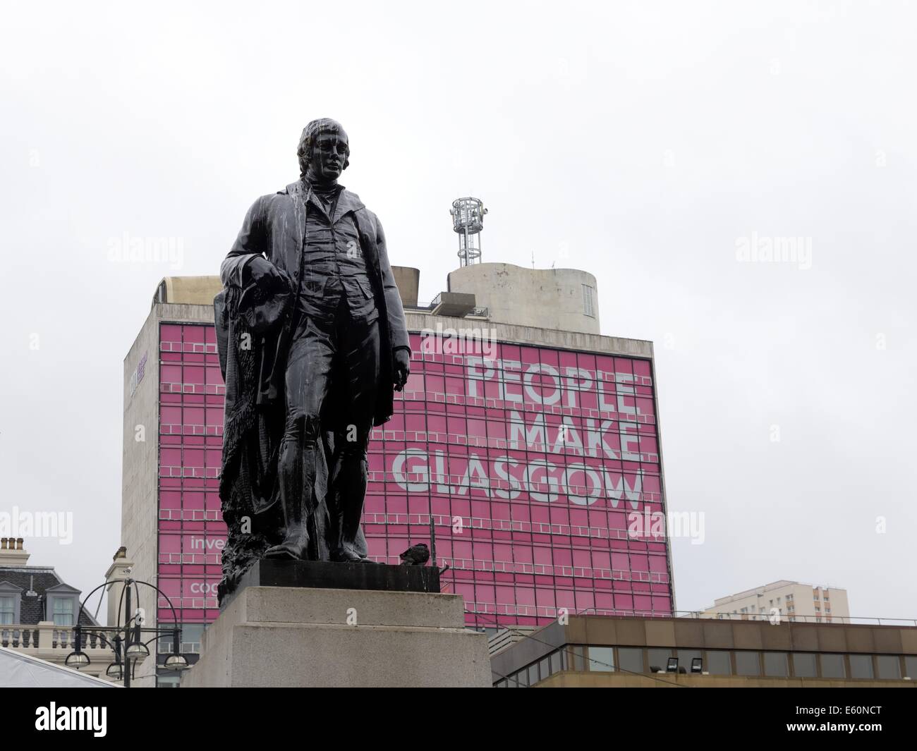 Rabbie Burns estatua con la "gente", eslogan de Glasgow en George Square, el centro de la ciudad de Glasgow, Escocia Foto de stock