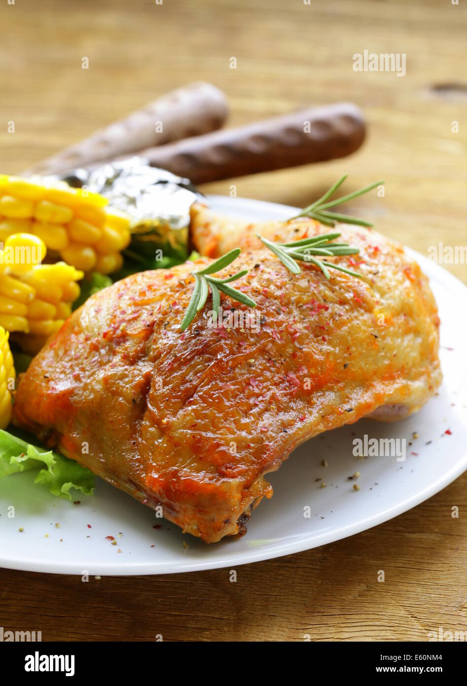 Pierna de pollo horneado con maíz para decorar Foto de stock