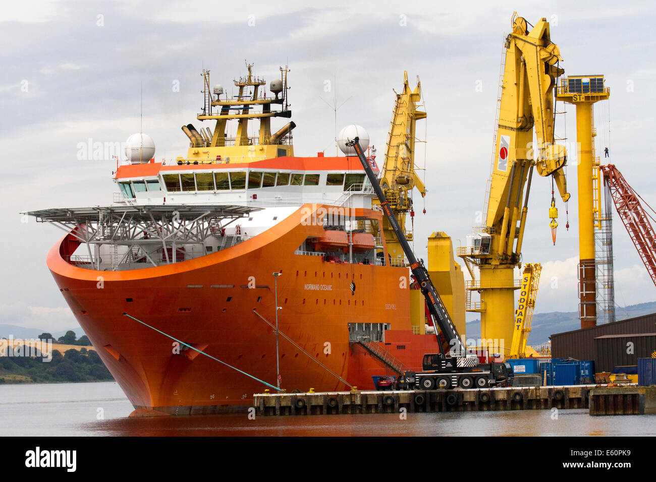 Invergordon, Escocia, Reino Unido. Edda Fjord barco en la flota Østensjø  Normand Oceanic plataformas petrolíferas y buques de servicio se han alineado en Cromarty Firth para la reparación y reacondicionamiento. En los años setenta y ochenta Nigg cercanos era conocido por la construcción de estos equipos. El patio utilizado para esta ahora está intentando volver a establecerse como un fabricante de grandes aerogeneradores offshore Oil Rig y renovación desde que fue adquirido por el grupo mundial de energía. Crédito: Mar Fotografías/Alamy Live News. Foto de stock