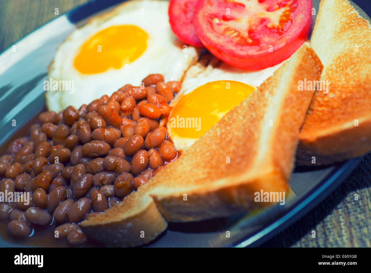 Frijoles sobre pan tostado, frijoles y pan tostado con huevos Foto de stock