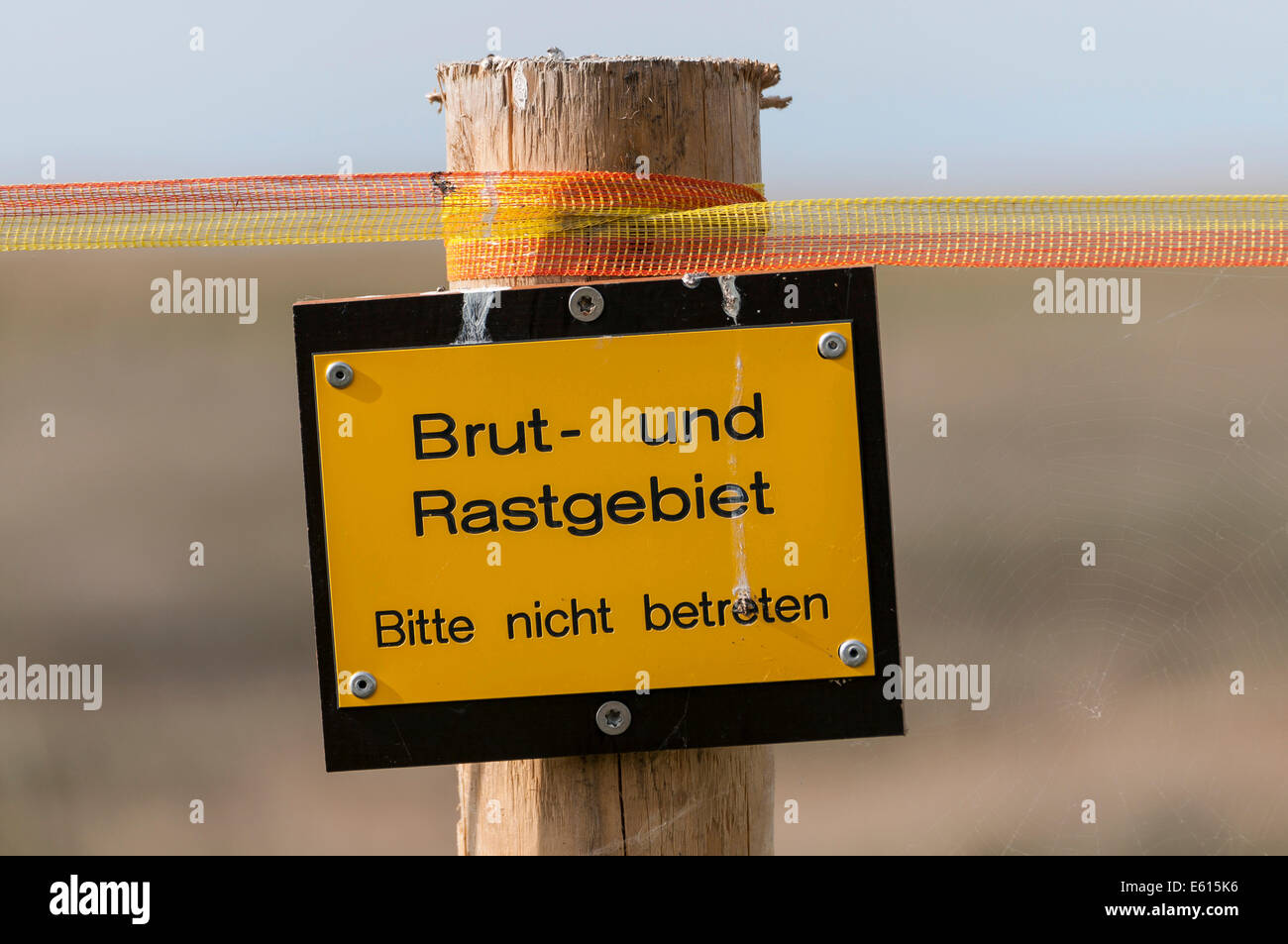 Signo, "Brut- und Rastgebiet. Bitte nicht betreten', 'Alemán para la cría y zona de descanso. Por favor no escriba' Foto de stock