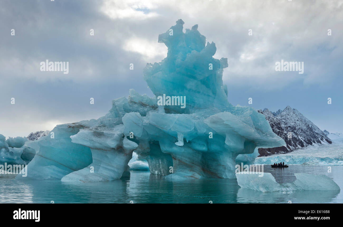 Iceberg de turistas a bordo de un bote de goma, al Glaciar Monacobreen Liefdefjorden, Spitsbergen, Islas Svalbard Foto de stock