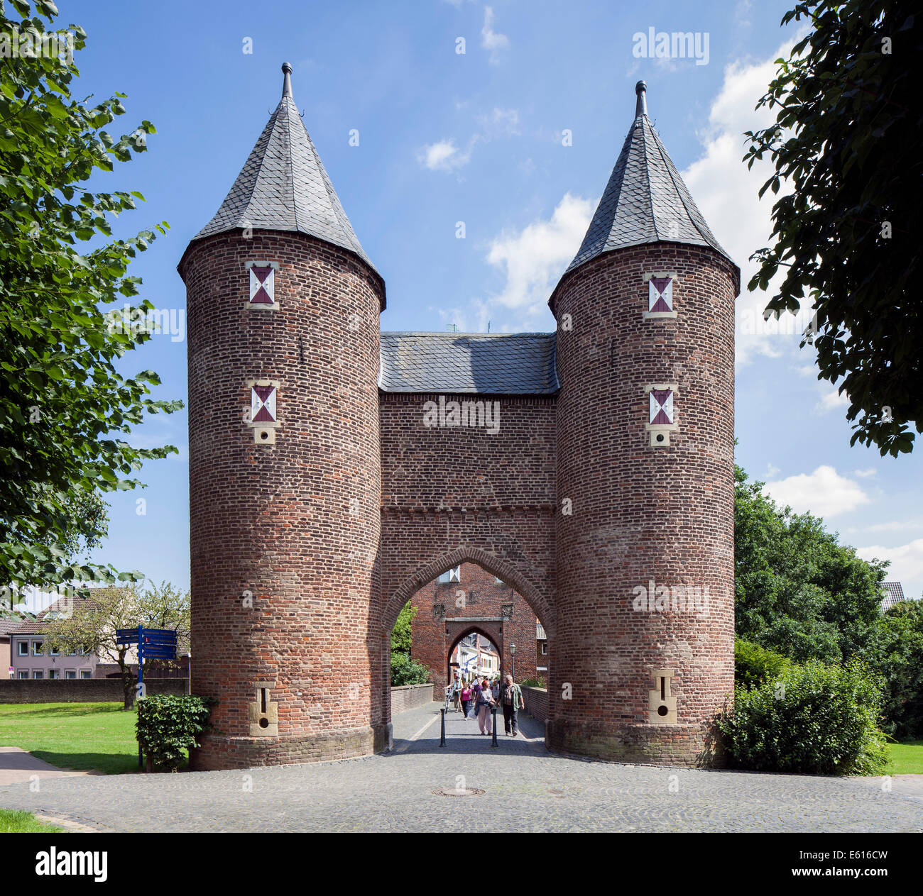 Klever puerta, puerta norte de la fortificación medieval, Xanten, Bajo Rhin, Renania del Norte-Westfalia, Alemania Foto de stock