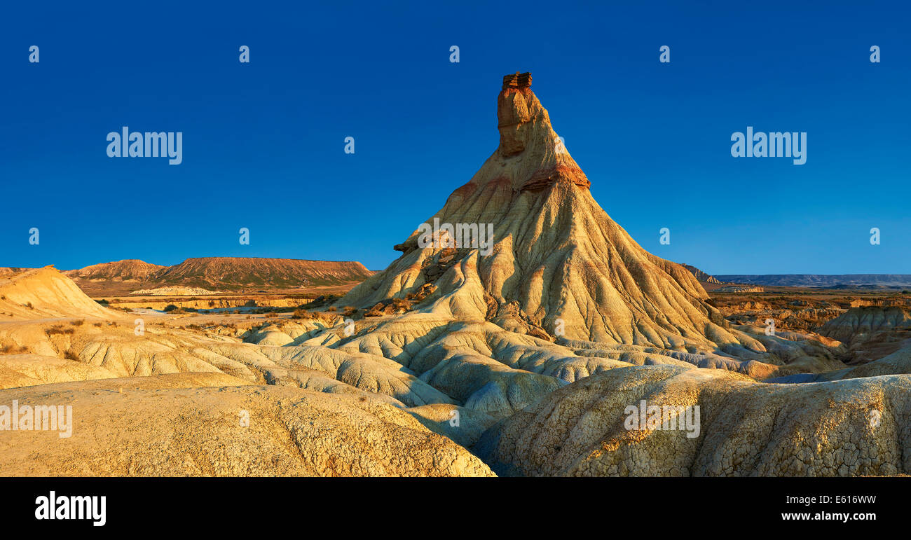Castildeterra formación rocosa en la Bardena Blanca, zona del parque natural de las Bardenas Reales, Navarra, ESPAÑA Foto de stock