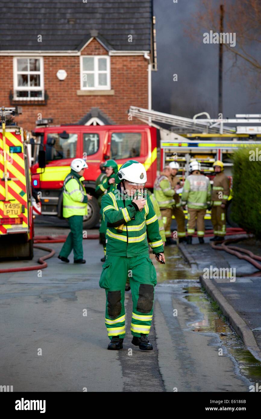 Un servicio de ambulancias del noroeste zona peligrosa Response Team (Hart) operativo atiende un gran incendio en Crewe, Cheshire. Foto de stock