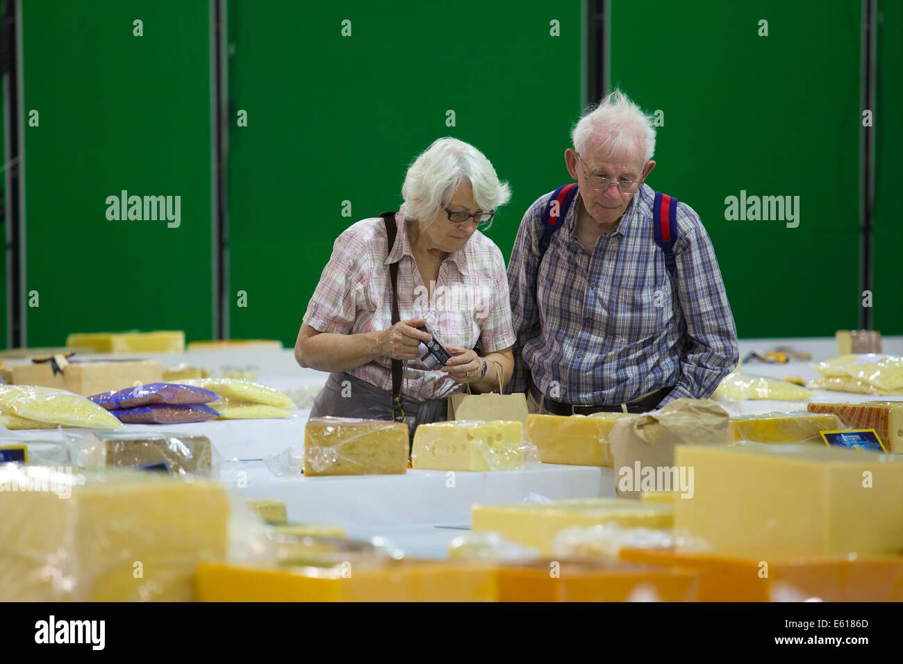 El Nantwich Show 2014. Los visitantes visitan el queso de marquesina. Foto de stock