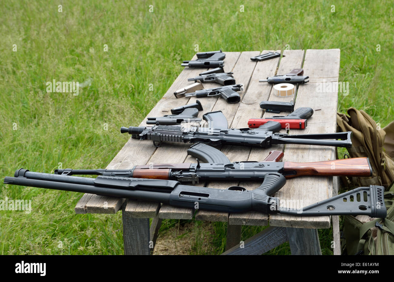 Arma de fuego en la mesa Foto de stock