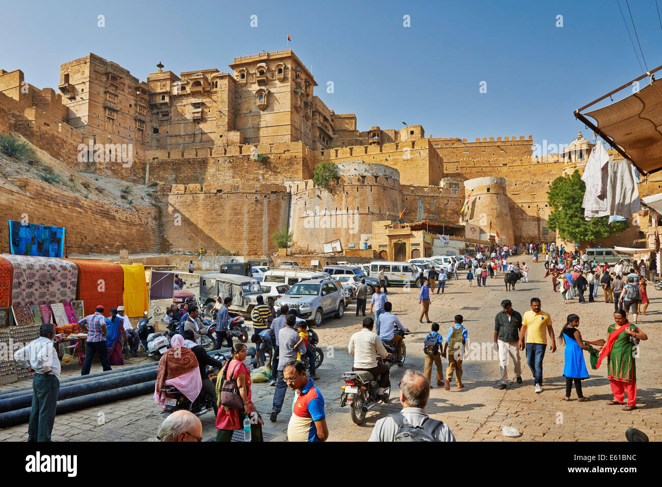 La muralla de la ciudad de Jaisalmer, vagabundos en frente, Rajasthan, India Foto de stock