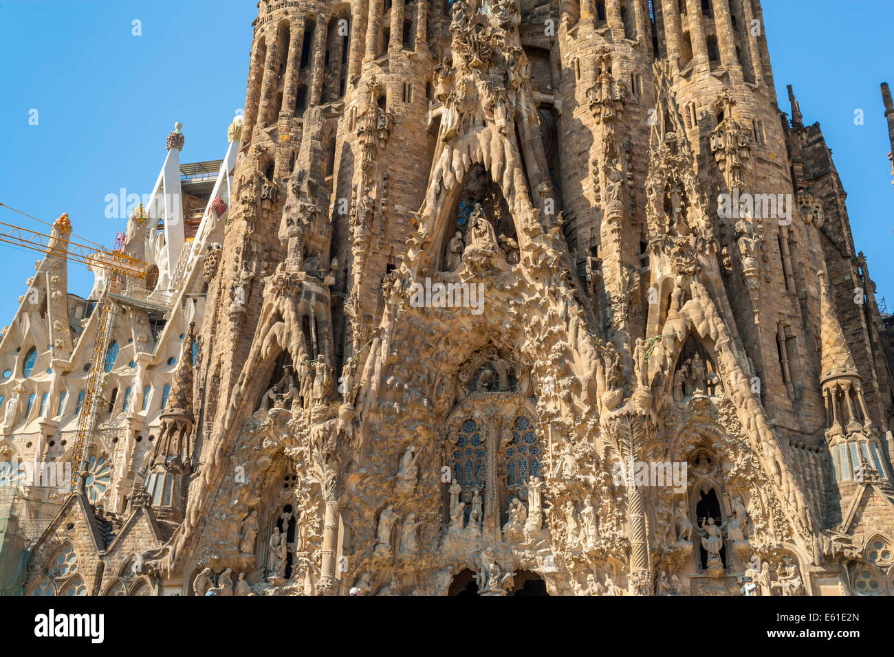 La Sagrada Família de Antoni Gaudí la famosa iglesia inacabada en Barcelona  España comenzó en la década de 1880. JMH6329 Fotografía de stock - Alamy