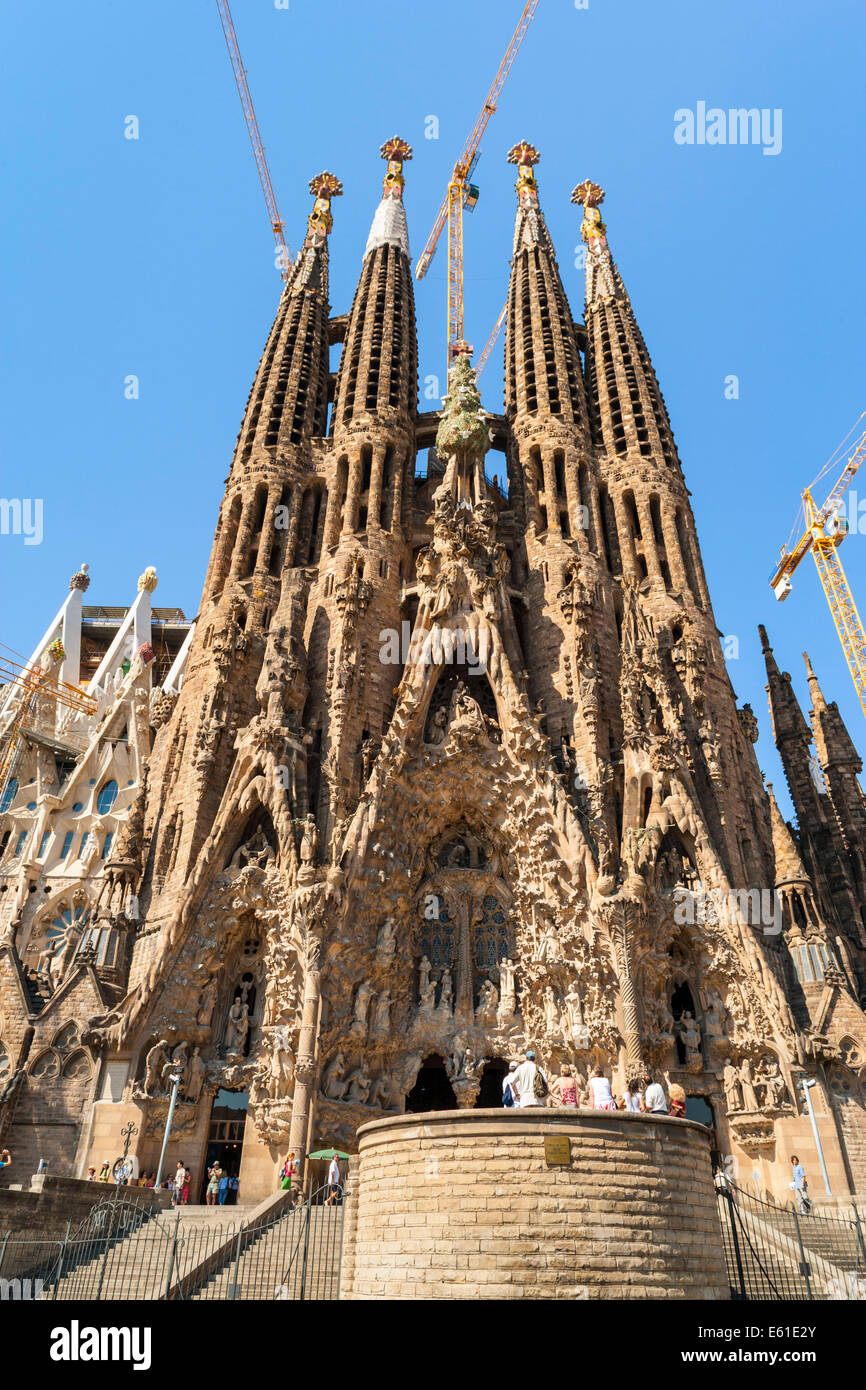 La Sagrada Família de Antoni Gaudí la famosa iglesia inacabada en Barcelona  España comenzó en la década de 1880. JMH6330 Fotografía de stock - Alamy