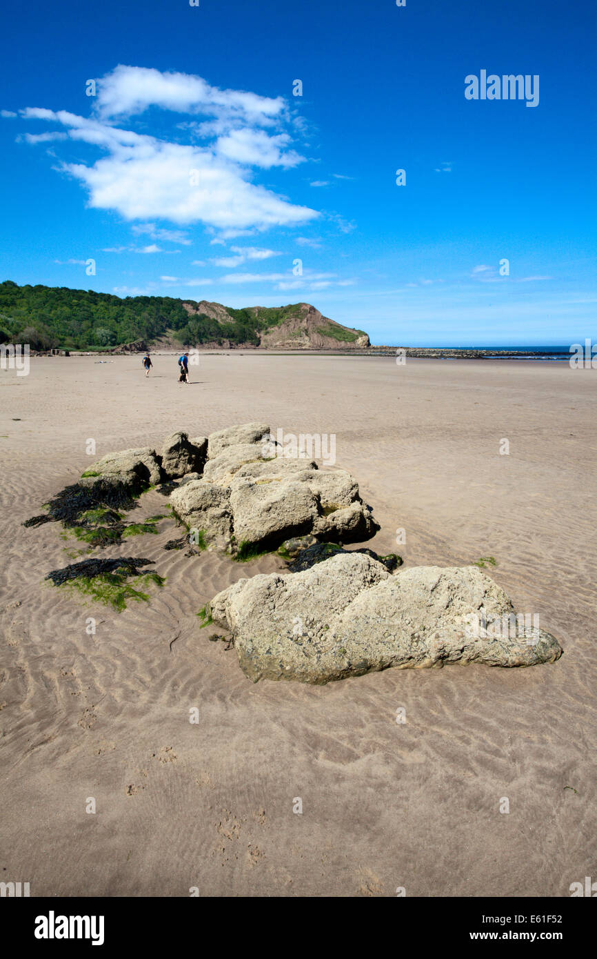 Las rocas de la playa a Osgodby punto o punto Knipe Cayton Bay Scarborough North Yorkshire Inglaterra Foto de stock