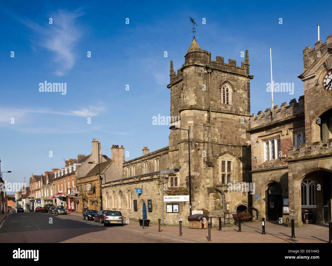 Reino Unido, Dorset, Inglaterra Shaftesbury, High Street, y la iglesia de San Pedro, la iglesia de peregrinación medieval fuera del recinto de la Abadía Foto de stock