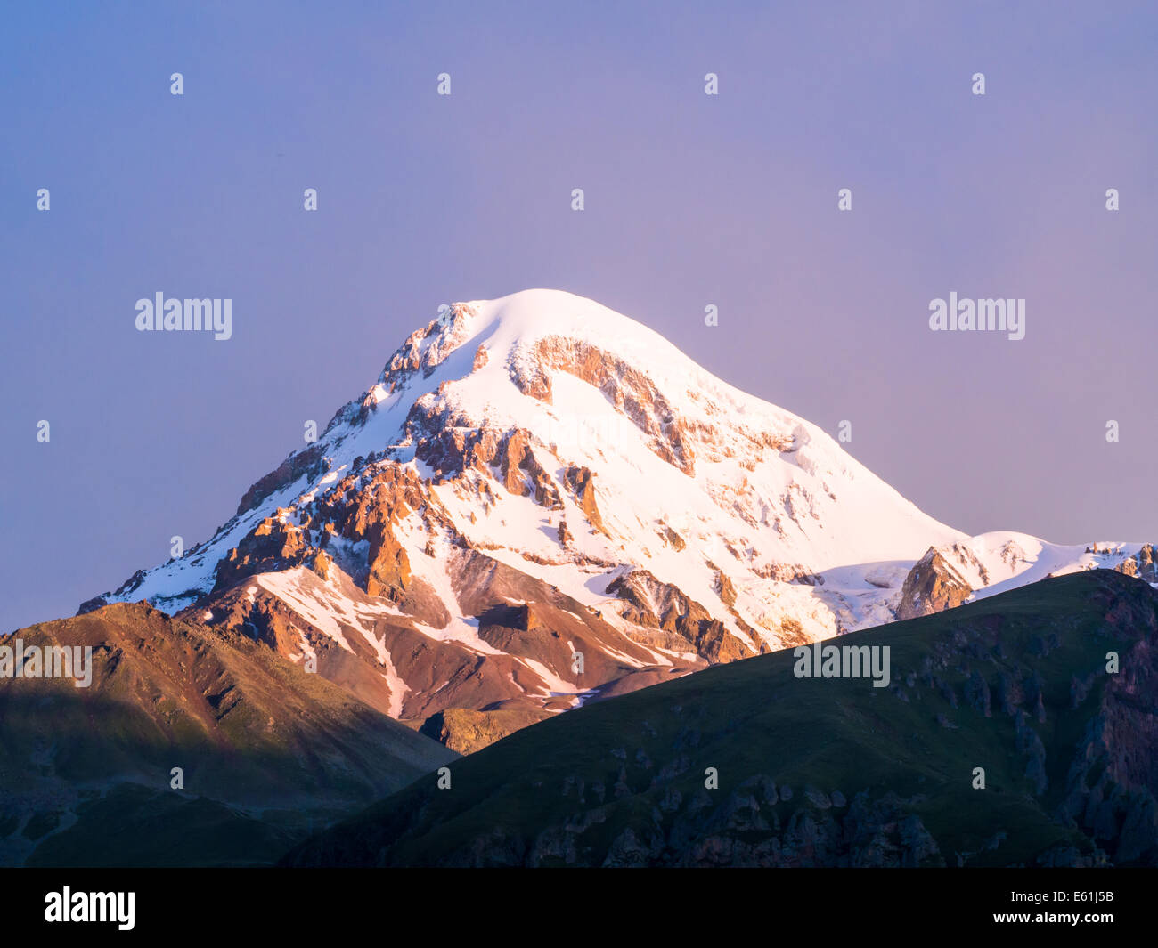 Monte Kazbek en Georgia, el Cáucaso, al amanecer. Foto de stock