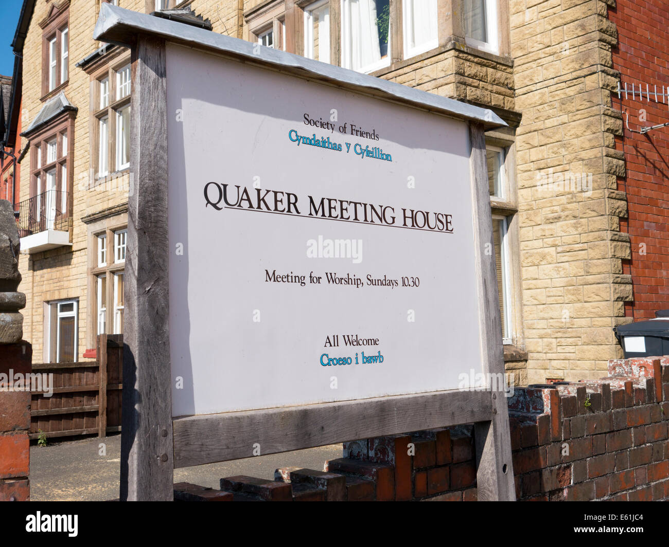 Quaker meeting house, signo de la calle Temple Powys Llandrindod Wells, Gales, Reino Unido. Foto de stock